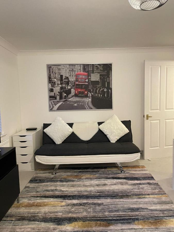 Apartmán Stunning Studio Flat - Free Parking - 3 Min From Sutton Station Exteriér fotografie